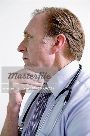 Portrait du docteur avec une main sur le menton