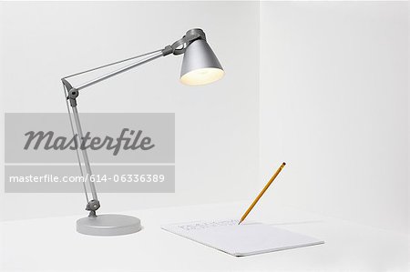 Lampe, crayon et papier