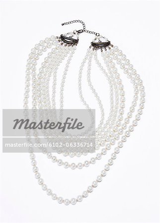 Collier de perles sur fond blanc