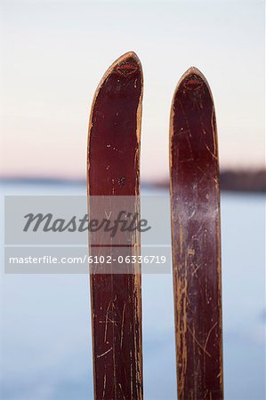 Gros plan de vieux skis en bois