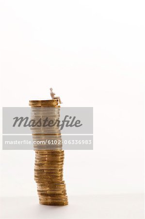 Pile de pièces de monnaie avec figurine