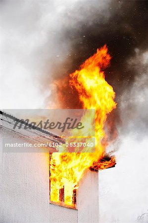 Les flammes qui viennent hors de fenêtre