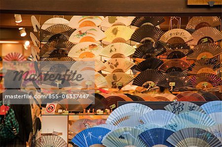 Une boutique de fans sur l'approche de temple Kiyomizu (Kiyomizu-dera), Kyoto, Japon