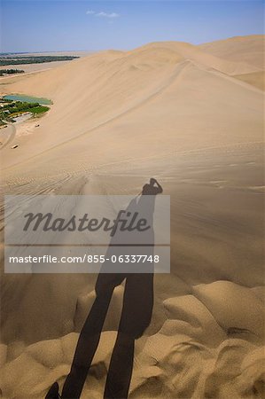 Ein Fotograf auf die Dünen, Mingsha Shan, Dunhuang, Silkroad, Provinz Gansu, China