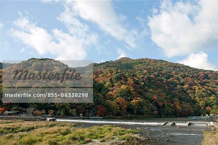 Togetsu-Kyou Brücke am Fluss Katsura, Arashiyama im Herbst, Kyoto, Japan