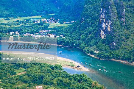 Li-Fluss (Lijiang) und Felsen gesehen von Xinping Dorf, Guilin, Guangxi, China