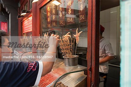 Gegrillte Skorpione verkauft bei einem Lebensmittel Abwürgen, Snack Wangfujing-Straße, Beijing, China
