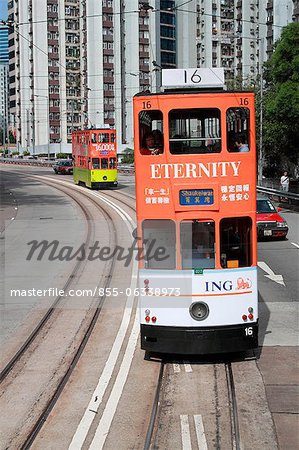 Tramway de ville en cours d'exécution dans Quarry Bay, Hong Kong