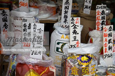 Affichent des sacs de riz dans une épicerie, Taipo, Hong Kong