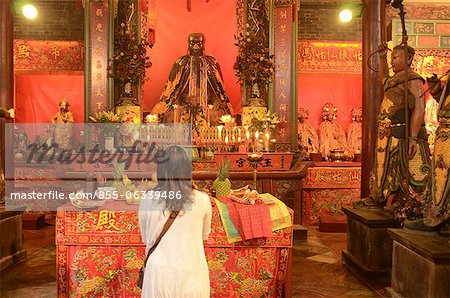 Gens adorent dans le temple chinois, Wanchai, Hong Kong