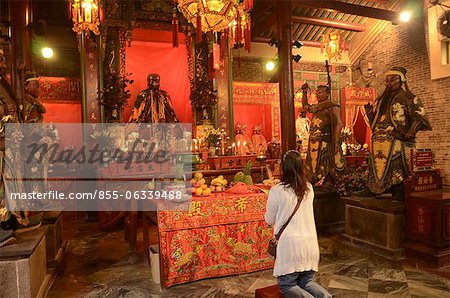 Menschen, die Anbetung im chinesischen Tempel, Wanchai, Hong Kong