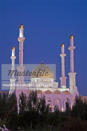 Mosquée d'Astana Nur au crépuscule, Astana (Kazakhstan), l'Asie centrale, Asie