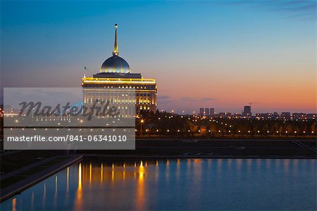 Die Ak Orda, Presidential Palace des Präsidenten Nursultan Nazarbayev bei Dämmerung, Astana, Kasachstan, Zentralasien, Asien