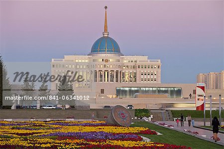 Die Ak Orda, Presidential Palace des Präsidenten Nursultan Nazarbayev bei Dämmerung, Astana, Kasachstan, Zentralasien, Asien