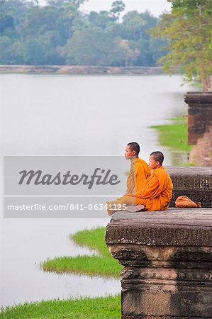 Buddhistische Mönche sitzen an Angkor Wat Tempel, Angkor, UNESCO Weltkulturerbe, Siem Reap, Kambodscha, Indochina, Südostasien, Asien