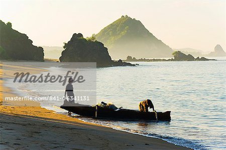 Retour à Kuta Beach avec son quotidien de pêcheur capture, Kuta Lombok (Indonésie), l'Asie du sud-est, Asie