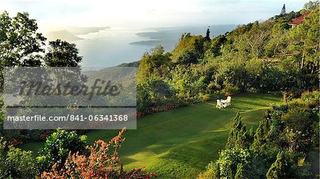 Jardin avec vue sur Taal lake, Tagaytay, aux Philippines, l'Asie du sud-est, Asie