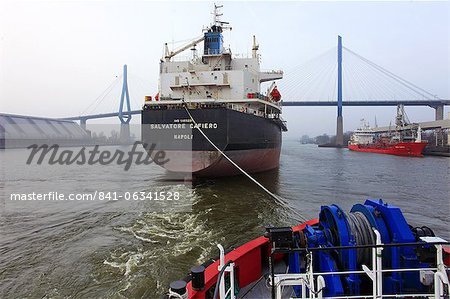 Remorqueur et Cargo dans le port de Hambourg seaport, Allemagne, Europe