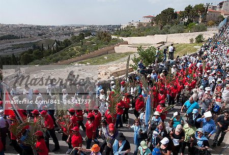 La procession du dimanche des rameaux sur son itinéraire de Betphage à Sainte-Anne dans la vieille ville à travers le Mont des oliviers, Jérusalem, Israël, Moyen-Orient