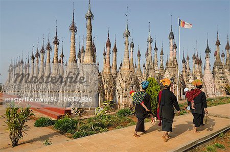 Pa-Oh women entering the Kakku pagoda on festival day, Kakku, Southern Shan State, Myanmar (Burma), Asia