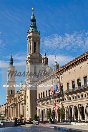 Rathaus und Nuestra Senora des Pilar Basilika, Saragossa (Zaragoza), Aragon, Spanien, Europa