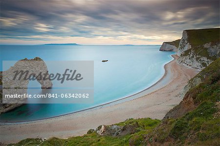 Durdle Door, an eroded rock arch, and the wide sweeping beach, Jurassic Coast, UNESCO World Heritage Site, Dorset, England, United Kingdom, Europe