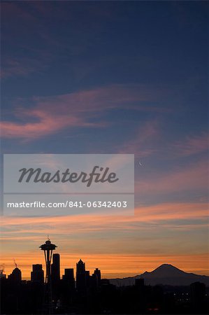 Silhouette von Seattle Skyline mit Mond und Mount Rainier im Abstand genommen von Kerry Park, Seattle, Bundesstaat Washington, Vereinigte Staaten von Amerika, Nordamerika