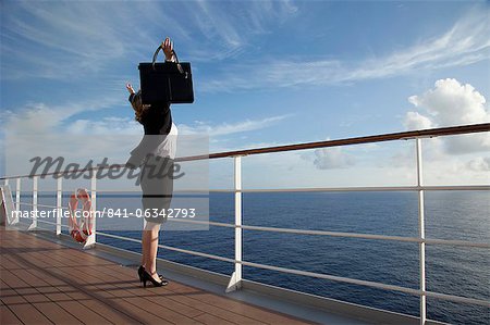 Femme d'affaires sur une croisière expédier, Nassau, Bahamas, Antilles, Caraïbes, Amérique centrale Femme d'affaires sur une croisière expédier, Nassau, Bahamas, Antilles, Caraïbes, Amérique centrale