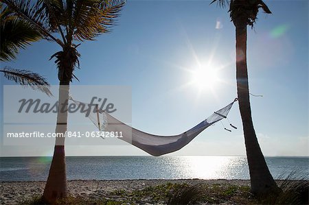 Frau in der Hängematte am Strand, Florida, Vereinigte Staaten, Nordamerika