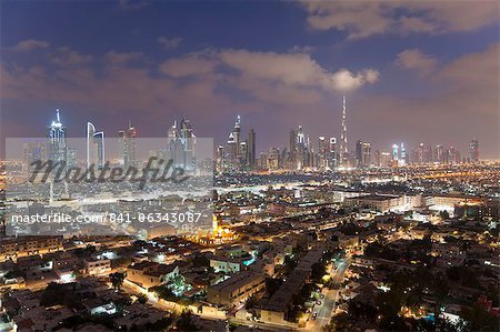 Vue surélevée du nouveau Dubaï d'architecture moderne et de gratte-ciel dont le Burj Khalifa sur Sheikh Zayed Road, Dubai, Émirats arabes, Moyen Orient