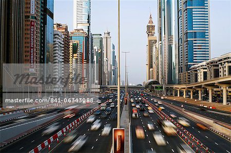 Trafic et nouveaux immeubles de grande hauteur le long de la Sheikh Zayed Road, Dubai, Émirats arabes, Moyen Orient
