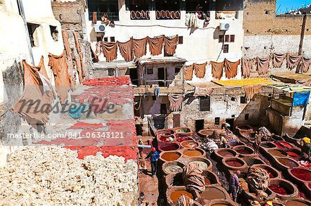 Chouwara traditionelle Leder-Gerberei in der Altstadt von Fes, Bottiche, Gerben und Färben von Leder, Häute und Felle, Fez, Marokko, Nordafrika, Afrika