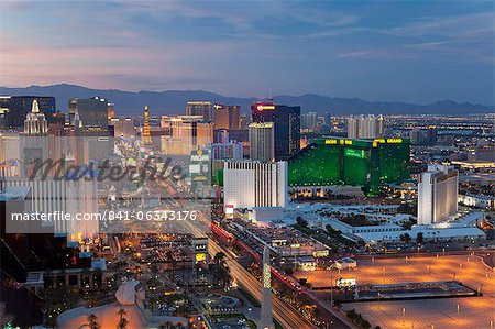 Vue élevé des hôtels et des casinos sur le Strip à la tombée de la nuit, Las Vegas, Nevada, États-Unis d'Amérique, l'Amérique du Nord