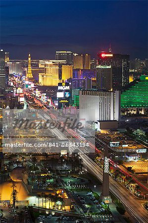 Vue élevé des hôtels et des casinos sur le Strip à la tombée de la nuit, Las Vegas, Nevada, États-Unis d'Amérique, l'Amérique du Nord