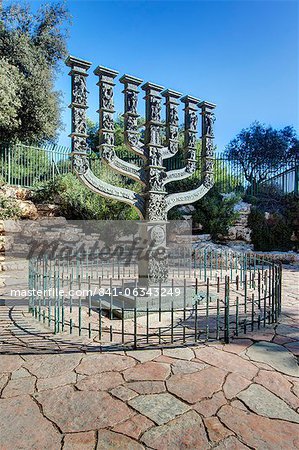 La sculpture de la Menorah par Benno Elkan à l'entrée de la Knesset, le Parlement israélien, Jérusalem, Israël, Moyen-Orient