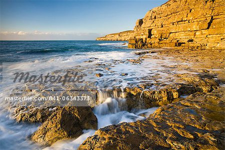 Flut Spritzer auf den Simsen an Seacombe auf der Jurassic Coast, UNESCO Weltkulturerbe, Dorset, England, Vereinigtes Königreich, Europa