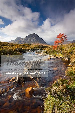 Ein Stream läuft durch eine herbstliche Rannoch Moor in Richtung Buachaille Etive Mor, Highlands, Schottland, Vereinigtes Königreich, Europa