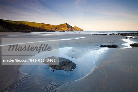 Exposés rockpool à marée basse sur une plage déserte à Crackington Haven, Cornwall, Angleterre, Royaume-Uni, Europe