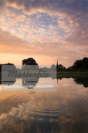 Clocher de la cathédrale de Salisbury et un ciel de l'aube belle reflètent dans un étang ondulé, Salisbury, Wiltshire, Angleterre, Royaume-Uni, Europe