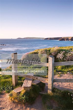 En bois stile sur Cornish falaises près de la baie de Portcothan avec vue à Trevose Head, Cornwall, Angleterre, Royaume-Uni, Europe