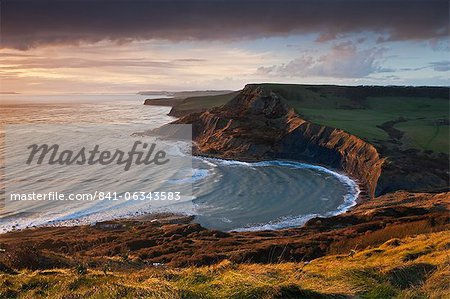 Tempête s'allume Chapmans piscine et Houns Tout falaise, vue depuis la tête de St. Aldhelm, Côte Jurassique, patrimoine mondial de l'UNESCO, Dorset, Angleterre, Royaume-Uni, Europe