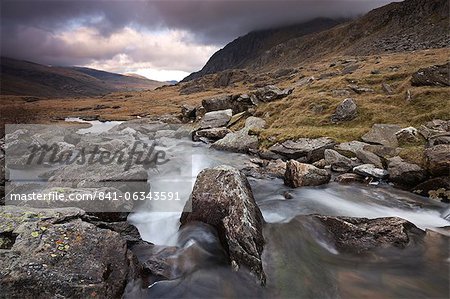 Rocky river dans Cwm Idwal, Parc National de Snowdonia, au pays de Galles, Royaume-Uni, Europe