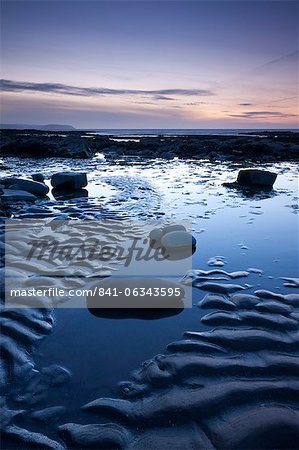 Crépuscule au bord de la plage de Kilve, Somerset, Angleterre, Royaume-Uni, Europe