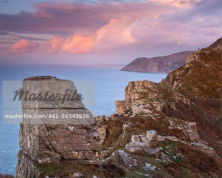 Point de l'avant-pays de la vallée de roches au coucher du soleil, Exmoor, Devon, Angleterre, Royaume-Uni, Europe Point de l'avant-pays de la vallée de roches au coucher du soleil, Exmoor, Devon, Angleterre, Royaume-Uni, Europe