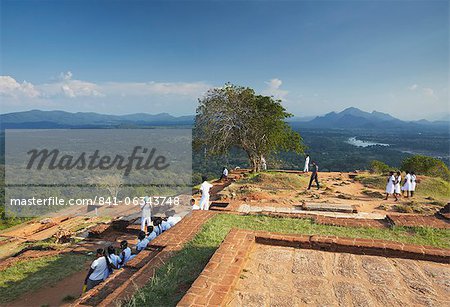 Enfants d'âge scolaire au sommet de Sigiriya, patrimoine mondial UNESCO, Province centrale du Nord, Sri Lanka, Asie