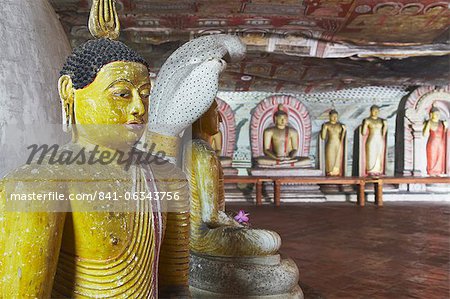 Statues de Bouddha dans la Cave 2 des Temples de caverne, patrimoine mondial de l'UNESCO, Dambulla, Province centrale du Nord, Sri Lanka, Asie
