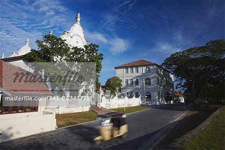 Tuk tuk passant l'église réformée néerlandaise, Galle, Province du Sud, Sri Lanka, Asie