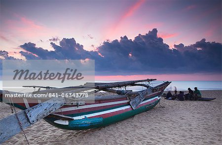 Oruwa (pirogue) sur la plage au coucher du soleil, Negombo, North Western Province, Sri Lanka, Asie