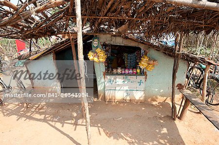 Boutique de petit village dans les zones rurales d'Orissa, en Inde, Asie