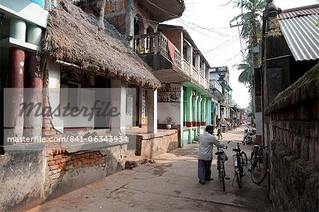 Artistes maisons aux toits de chaume dans la rue principale du village d'artistes, Raghurajpur, Orissa, Inde, Asie